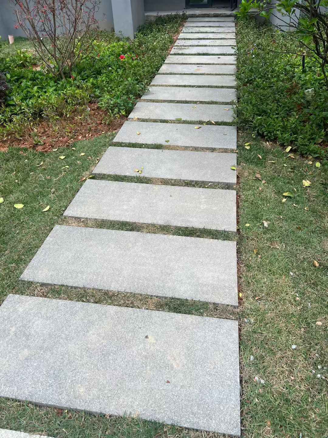 乌海 芝麻黑小区踏步、汀步石铺装效果