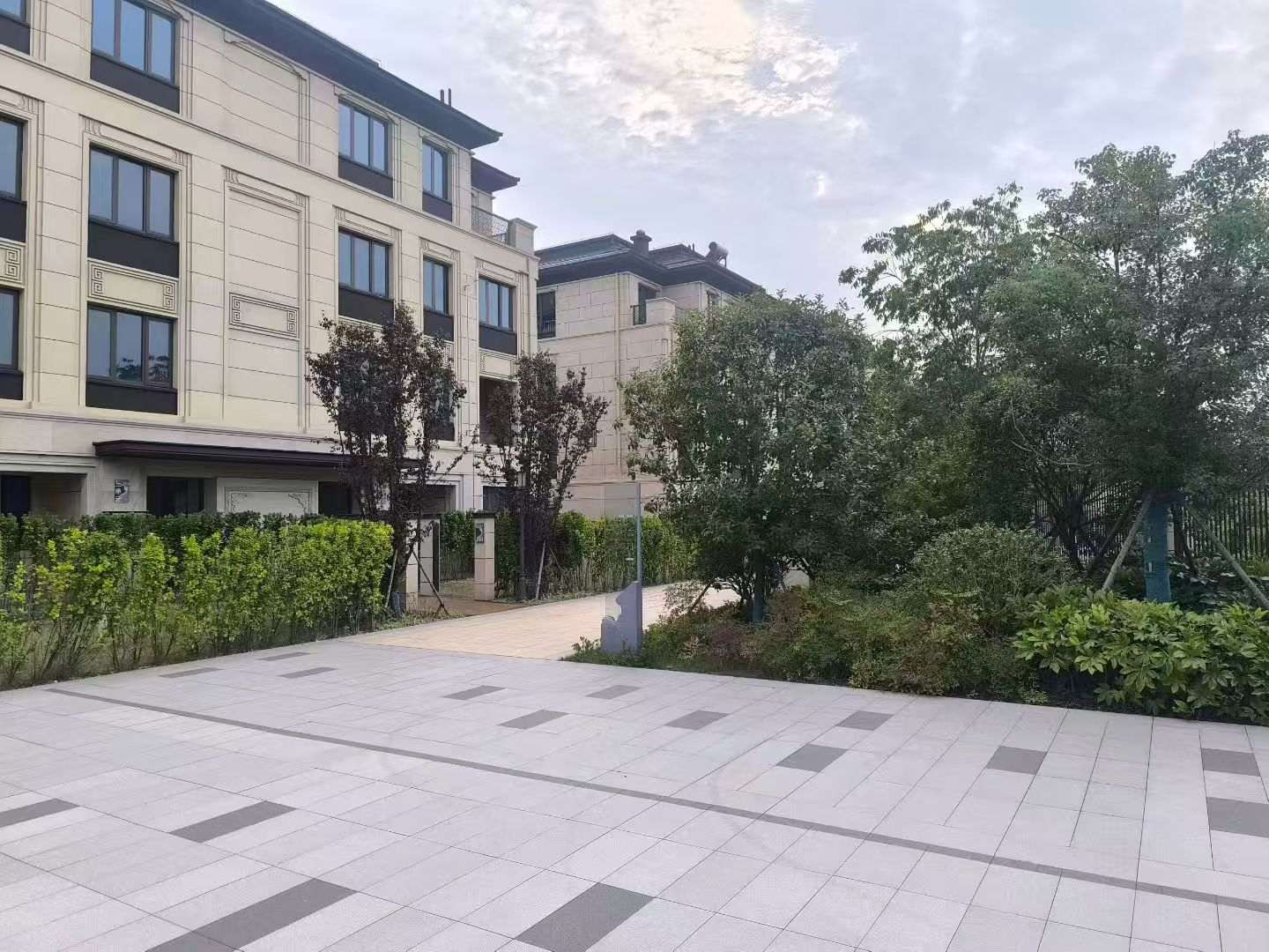 乌海 芝麻白与芝麻白搭配铺装，尺寸1200*600