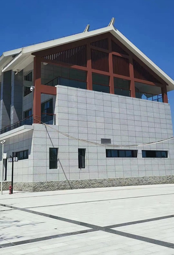 乌海芝麻灰花岗岩在景区地面及墙壁的应用